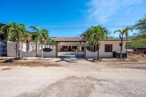 Beachside Studio Apartment with Pool and Free WiFi