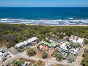 Beachside Studio Apartment with Pool and Free WiFi