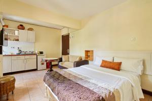 Rooftop Pool with City View - Studio