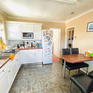 Spacious cosy quiet house&Free parking&Garden