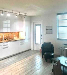 Block from Beach one bedroom with Parking