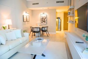 Spacious 1BR, Pool, Gym, Near Dining & Shops