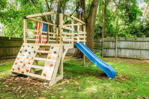 Sleeps 18 Island Home on Acre Hidden Speakeasy