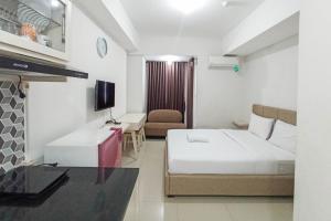 Modern Look and Comfortable Studio Barsa City Apartment By Travelio