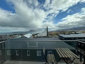 Oceanview Getaway Apartment with Sweeping Views - Hoyvík