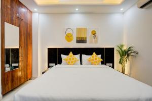 The Empire Studioz Hotel Golf Course Road Studio with Kitchen & Balcony One Horizon Center Paras Hospital Cyber City