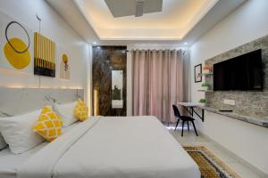 The Empire Studioz Hotel Golf Course Road Studio with Kitchen & Balcony One Horizon Center Paras Hospital Cyber City
