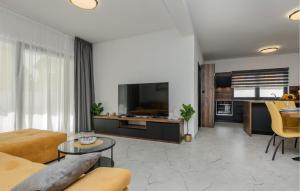 4 Bedroom Awesome Home In Posedarje 