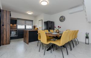 4 Bedroom Awesome Home In Posedarje 