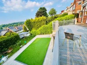 ONE DOUBLE ROOM AND ONE SPACIOUS ATTIC ROOM IN SHARED HOUSE, FREE WIFI, FREE PARKING, AMAZING view - Wingerworth