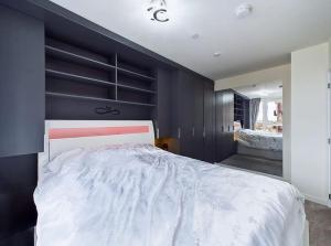 Luxury & Bright Apartment-Near Tube & Shops -Gym Access