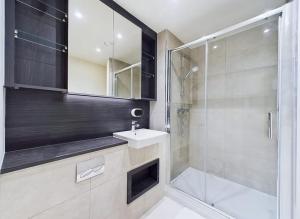 Luxury & Bright Apartment-Near Tube & Shops -Gym Access