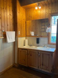 Rustic Beaverfoot Lodge Room N3