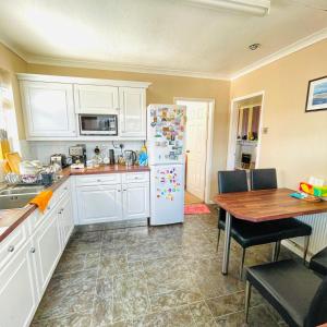 Spacious cosy quiet house&Free parking&Garden