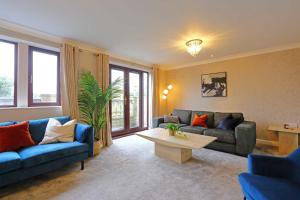 M1, M62, Free Parking, WiFi, 8 beds, Separate office