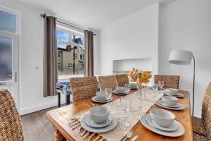 Cozy Nook-Hot Tub, Sleeps 8, Free Parking, Netflix