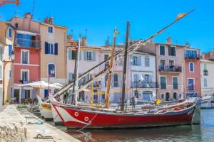 Maisons de vacances Un Petit Coin de Provence - Istres - Maison Contemporaine Avec Piscine Privee Chauffee, Entre Plages Et Provence, Borne 11 kW : photos des chambres
