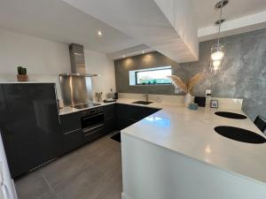 Maisons de vacances Un Petit Coin de Provence - Istres - Maison Contemporaine Avec Piscine Privee Chauffee, Entre Plages Et Provence, Borne 11 kW : photos des chambres