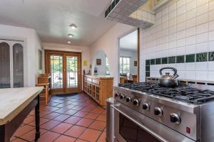Lovely Tudor Home With Pool & Spa Near Russian River