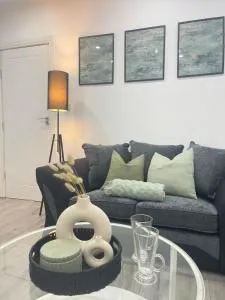 Private two bedroom deluxe apartment Leicester with large garden and free parking - Humberstone