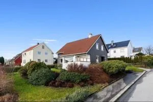 Villa sentralt på Byhaugen, nær ONS - Bru