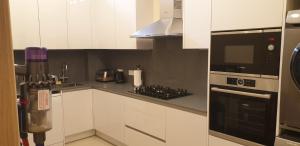 London Luxury 3 bedroom flat, 2 bathrooms, Living Room, free parking, 4 mins to station, garden