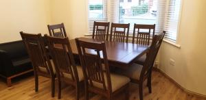 London Luxury 3 bedroom flat, 2 bathrooms, Living Room, free parking, 4 mins to station, garden