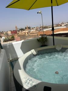 Riad Amazing Amazigh avec jacuzzi petit déjeuner compris avec aussi chambres familiales près de la place jemaa El fna