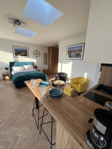 Apartament Słoneczny widok boczny na jezioro