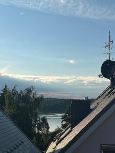 Apartament Słoneczny widok boczny na jezioro