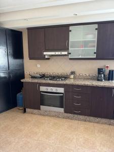 Grand appartement ensoleillé, suite parentale, 2 salons, 2 salles de bains, 2piscines, stationnement privé, à 750m de la plage Mimosa