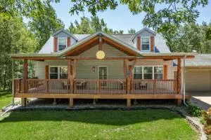 Dog-friendly 6-acre home, game room, deck, washer and dryer, Wisconsin Dells 10min - Plover