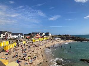 Maisons de vacances Charmante maison renovee au calme avec jardin privatif, a 500m des plages et proche commerces - FR-1-306-1082 : photos des chambres