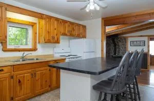 Cozy Lakeside Cottage with Beautiful Sunsets - McDougall