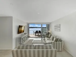 Elegantly Spacious 3-Bed Unit Overlooking the Bay - Malua Bay