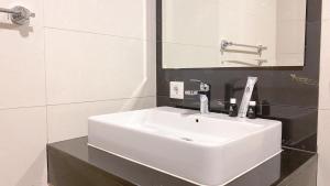 Warm and Elegant 2BR at The Kensington Royal Suites Apartment By Travelio