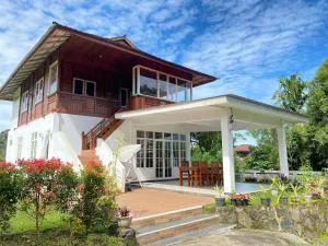 A Spacious Tropical 4 Bedrooms with Bathrooms Villa Marion Tomohon with the view of Gunung Lokon - Bitung