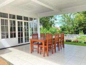 A Spacious Tropical 4 Bedrooms with Bathrooms Villa Marion Tomohon with the view of Gunung Lokon