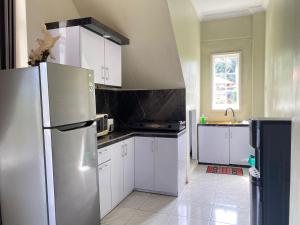 A Spacious Tropical 4 Bedrooms with Bathrooms Villa Marion Tomohon with the view of Gunung Lokon