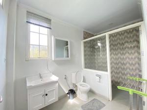 A Spacious Tropical 4 Bedrooms with Bathrooms Villa Marion Tomohon with the view of Gunung Lokon