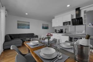 Luxury and modern apartment with sea view and garage