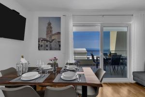 Luxury and modern apartment with sea view and garage