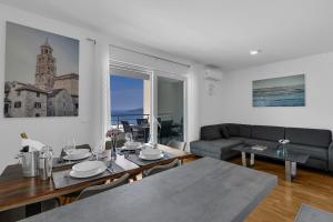 Luxury and modern apartment with sea view and garage