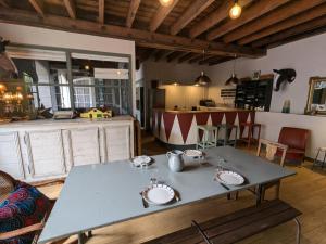Appartements Appartement historique avec piscine, salle de jeux, et jardin - ideal famille et amis - FR-1-653-261 : photos des chambres