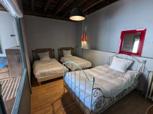 Appartements Appartement historique avec piscine, salle de jeux, et jardin - ideal famille et amis - FR-1-653-261 : photos des chambres