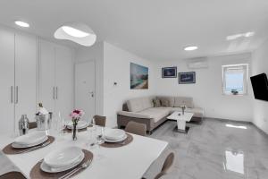 Luxurious And Bright Apartment With Sea And Mountain View