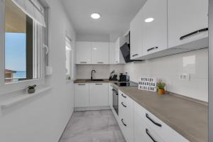 Luxurious And Bright Apartment With Sea And Mountain View