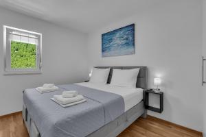 Luxurious And Bright Apartment With Sea And Mountain View