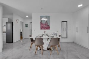 Luxurious And Bright Apartment With Sea And Mountain View