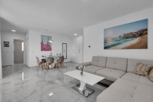 Luxurious And Bright Apartment With Sea And Mountain View